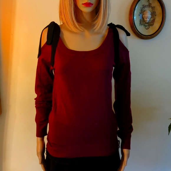 Derek Heart Tops - Derek Heart  rayon top, size M.